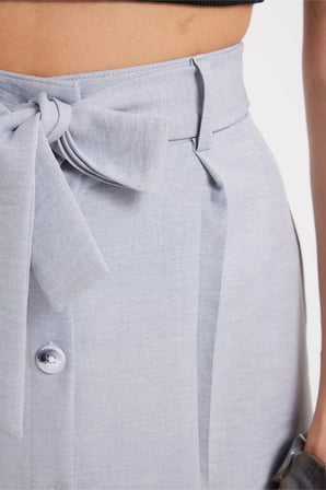 Kadın Slim Fit Dar Kesim Pileli Pamuklu Ön Düğme Kapamalı Kuşaklı Yırtmaçlı Gri Etek 