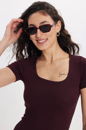 Kadın Slim Fit Dar Kesim Modal Kumaş Yumuşak Dokulu Pamuklu Kare Yaka Kısa Kollu Mürdüm Tişört