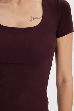 Kadın Slim Fit Dar Kesim Modal Kumaş Yumuşak Dokulu Pamuklu Kare Yaka Kısa Kollu Mürdüm Tişört