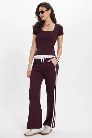Kadın Slim Fit Dar Kesim Modal Kumaş Yumuşak Dokulu Pamuklu Kare Yaka Kısa Kollu Mürdüm Tişört