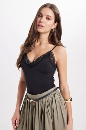 Kadın Slim Fit Dar Kesim İnce Askılı Dantel Detaylı Likralı Siyah Crop Atlet