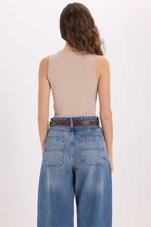Kadın Standart Fit  Normal Kesim Kolsuz Halter Yaka Bej Crop Atlet