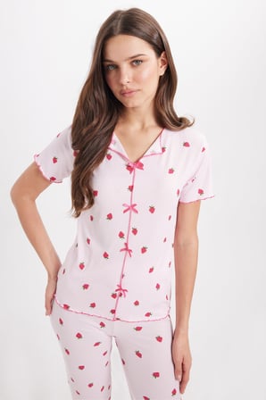 Kadın Standart Fit Normal Kesim Fitilli Görünüm Fiyonk Detaylı Kısa Kol Baskılı Pembe Pijama Takımı