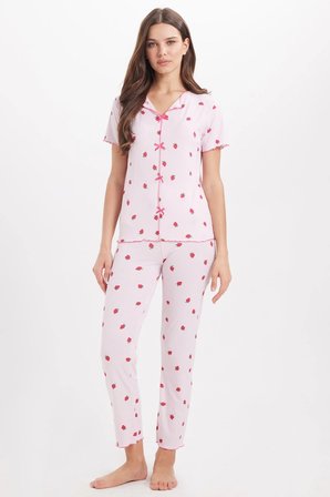Kadın Standart Fit Normal Kesim Fitilli Görünüm Fiyonk Detaylı Kısa Kol Baskılı Pembe Pijama Takımı