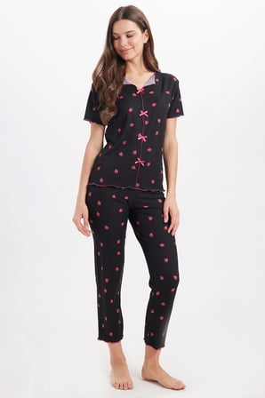 Kadın Standart Fit Normal Kesim Fitilli Görünüm Fiyonk Detaylı Kısa Kol Baskılı Siyah Pijama Takımı