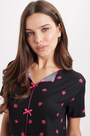 Kadın Standart Fit Normal Kesim Fitilli Görünüm Fiyonk Detaylı Kısa Kol Baskılı Siyah Pijama Takımı