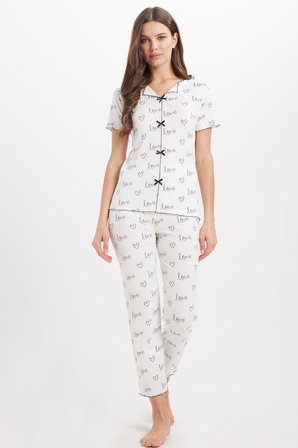 Kadın Standart Fit Normal Kesim Fitilli Görünüm Fiyonk Detaylı Kısa Kol Baskılı Beyaz Pijama Takımı