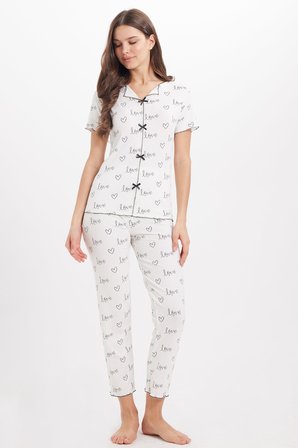 Kadın Standart Fit Normal Kesim Fitilli Görünüm Fiyonk Detaylı Kısa Kol Baskılı Beyaz Pijama Takımı