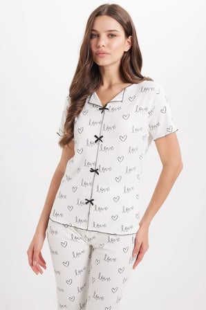 Kadın Standart Fit Normal Kesim Fitilli Görünüm Fiyonk Detaylı Kısa Kol Baskılı Beyaz Pijama Takımı