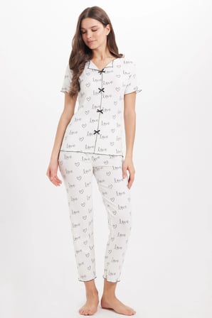 Kadın Standart Fit Normal Kesim Fitilli Görünüm Fiyonk Detaylı Kısa Kol Baskılı Beyaz Pijama Takımı