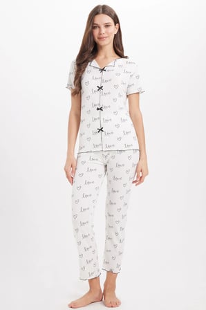 Kadın Standart Fit Normal Kesim Fitilli Görünüm Fiyonk Detaylı Kısa Kol Baskılı Beyaz Pijama Takımı