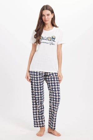 Kadın Regular Fit Klasik Kesim Pamuklu Bisiklet Yaka Kısa Kollu Baskılı Beyaz Pijama Takımı