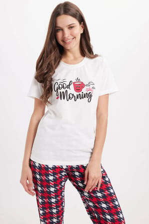 Kadın Regular Fit Klasik Kesim Pamuklu Bisiklet Yaka Kısa Kollu Baskılı Beyaz Pijama Takımı