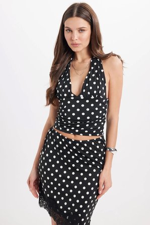 Kadın Standart Fit Normal Kesim Kolsuz Halter Yaka Boyundan Bağlama Detaylı Puantiyeli Siyah Bluz