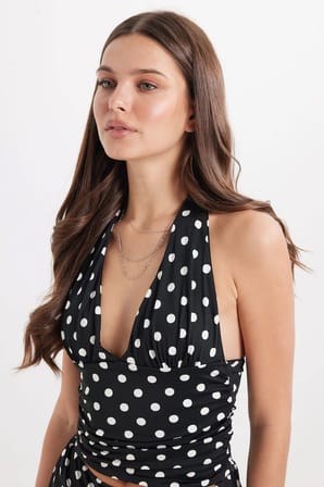 Kadın Standart Fit Normal Kesim Kolsuz Halter Yaka Boyundan Bağlama Detaylı Puantiyeli Siyah Bluz