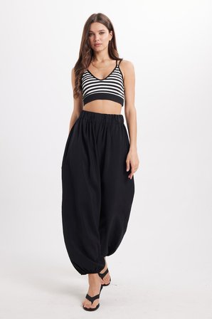 Kadın Slim Fit Dar Kesim Sırtı Çapraz Bağlamalı Askılı V Yaka Çizgili Siyah Crop 