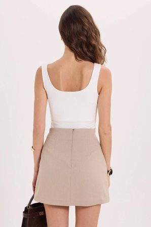 Kadın Slim Fit Dar Kesim Askılı Kare Yaka Sırtı Açık Sandy Kumaş Çıtçıtlı Beyaz Body