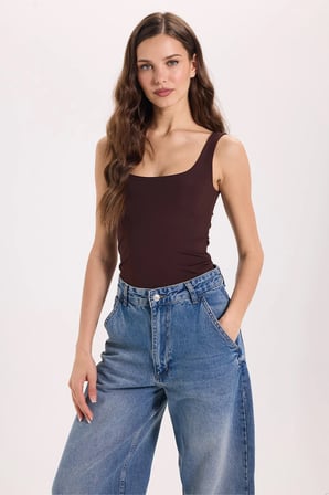 Kadın Slim Fit Dar Kesim Askılı Kare Yaka Sırtı Açık Sandy Kumaş Çıtçıtlı Kahverengi Body