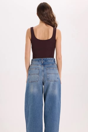 Kadın Slim Fit Dar Kesim Askılı Kare Yaka Sırtı Açık Sandy Kumaş Çıtçıtlı Kahverengi Body
