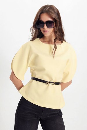 Kadın Slim Fit Dar Kesim Kol Detaylı İnce Kemerli Fermuarlı Sarı Bluz