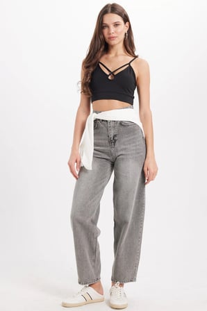 Kadın Slim Fit Dar Kesim Çapraz Bağlamalı Askılı V Yaka Siyah Crop 
