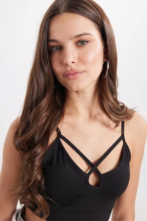 Kadın Slim Fit Dar Kesim Çapraz Bağlamalı Askılı V Yaka Siyah Crop 