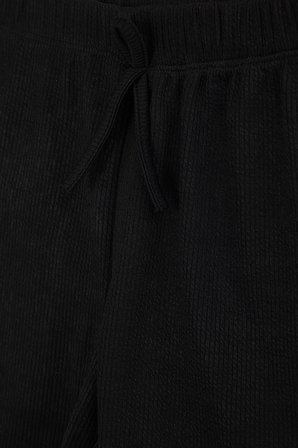 Kadın Slim Fit Dar Kesim Fitilli V Yaka Siyah Askılı Bluz ve Beli Bağlamalı Siyah Şort Takım