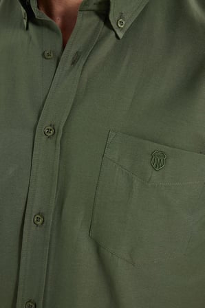 Erkek Regular Fit Klasik Kesim Oxford Doku Yaka Düğmeli Cepli Nakışlı Haki Gömlek