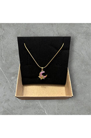 PEMBE AY ÜZERİNE KELEBEK DESENLİ GOLD RENK ÇELİK KOLYE