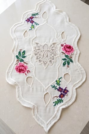 Aura Collections Çok Renkli Kanaviçe Fransız Güpürlü Masa Örtüsü Oval 20x50 cm Runner