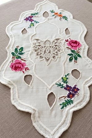 Aura Collections Çok Renkli Kanaviçe Fransız Güpürlü Masa Örtüsü Oval 20x50 cm Runner