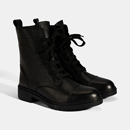 Kadın Siyah Bağcıklı Deri Postal Bot