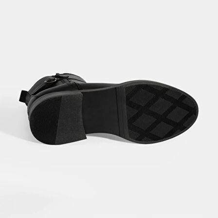 Kadın Siyah Metal Toka Detaylı Fermuarlı Deri Bot