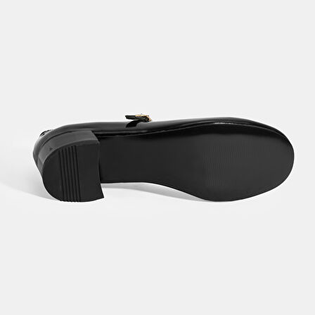 Kadın Siyah Toka Aksesuarlı T-Bant Rugan Topuklu Babet