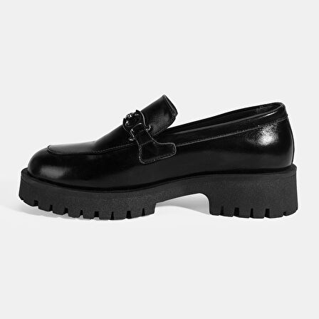 Kadın Siyah Metal Aksesuarlı Rugan Loafer