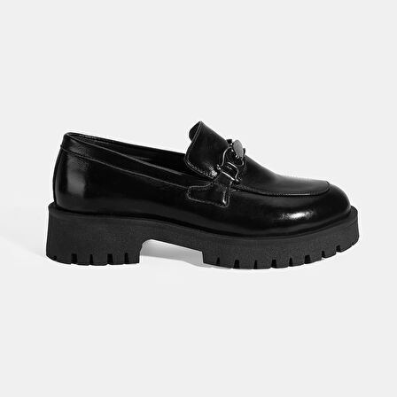 Kadın Siyah Metal Aksesuarlı Rugan Loafer