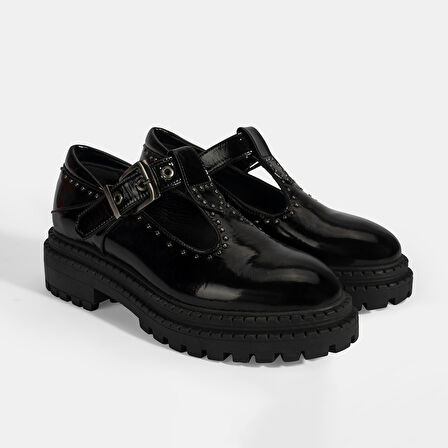 Kadın Siyah Zımba Detaylı T-Bant Rugan Ayakkabı