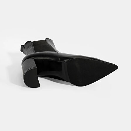 Kadın Siyah Lastikli Topuklu Deri Bot