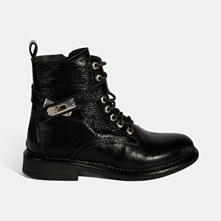 Kadın Siyah Bağcıklı Metal Aksesuarlı Deri Postal Bot