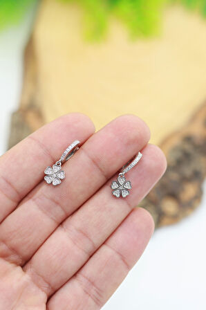 Yonca Model Zirkon Taşlı 925 Ayar Gümüş Kadın Küpe 201024005