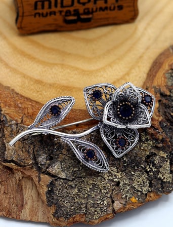Safir Taşlı Zambak Model Telkari Gümüş Kadın Broş 201025412