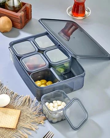 6'lı Kapaklı Kahvaltılık Seti, Antrasit, Çizgili Vakumlu Bölmeli Tepsi, 1 Adet 40x23 cm Tepsi ve 6 Adet 10x10x5.3 cm Saklama Kabı, BPA Free