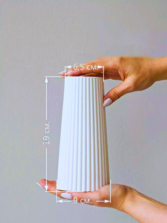 Çizgili Uzun Vazo – El Yapımı Dekoratif Beton Vazo (19 cm)