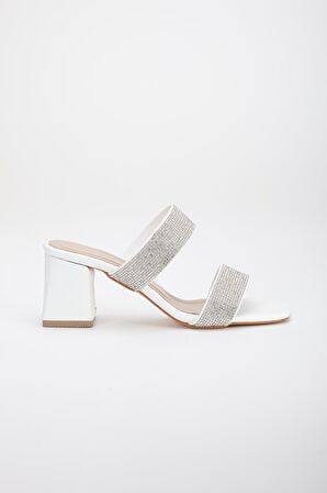 İki Kalın Taş Bantlı Beyaz Kadın Topuklu Terlik