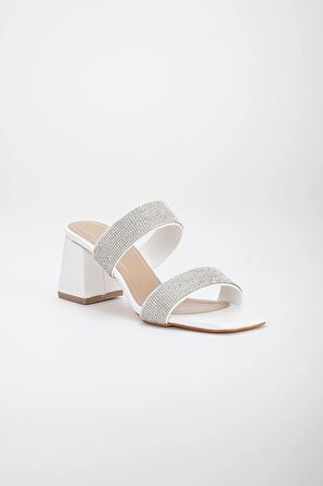 İki Kalın Taş Bantlı Beyaz Kadın Topuklu Terlik