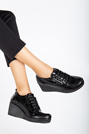 Kadın Dolgu Topuklu Ayakkabı Siyah Rugan Fermuarlı Bağcıklı