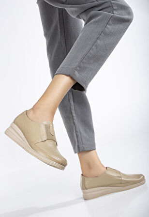 Hakiki Deri Ortopedik Kadın Dolgu Topuklu Ayakkabı Bej Elastik Bantlı Bağsız