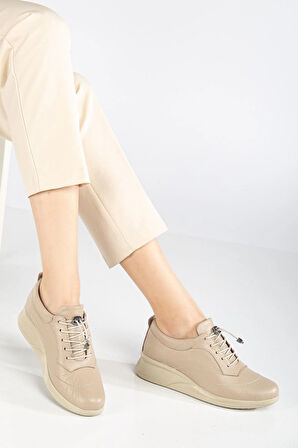 Hakiki Deri Ortopedik Kadın Günlük Ayakkabısı Bej Dolgu Topuklu Elastik Bağcıklı