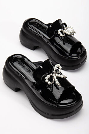 Kadın Dolgu Topuklu Terlik Siyah Rugan Tümyüz İnce Aksesuarlı