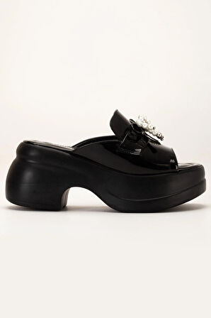 Kadın Dolgu Topuklu Terlik Siyah Rugan Tümyüz İnce Aksesuarlı